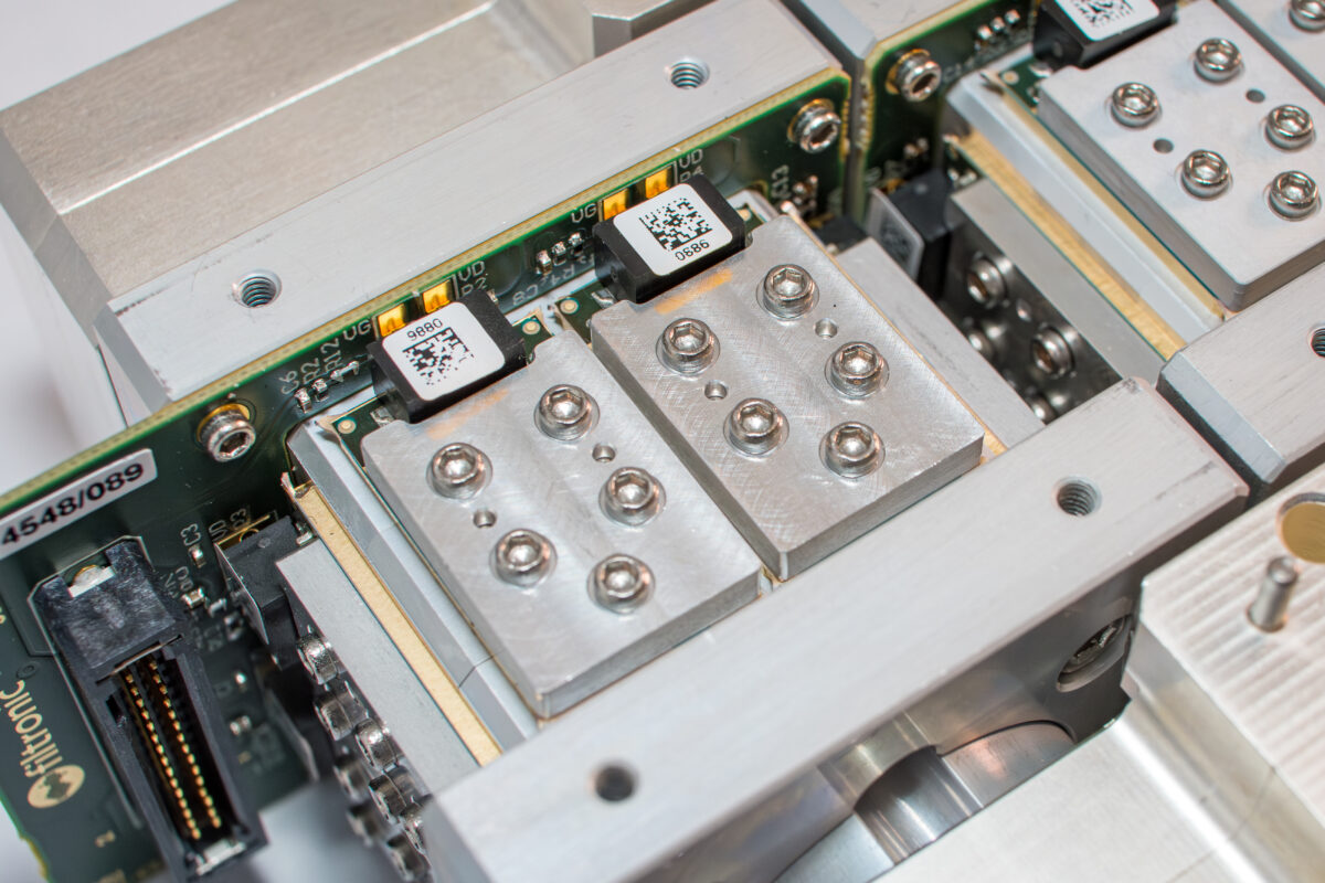 Taurus e band power amplifier | product photo close up | Filtronic